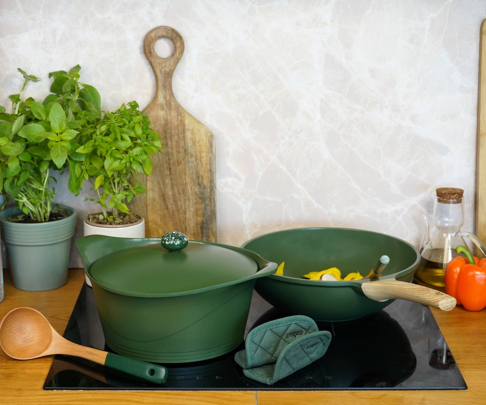 Wok et cocotte vert fougère de COOKUT