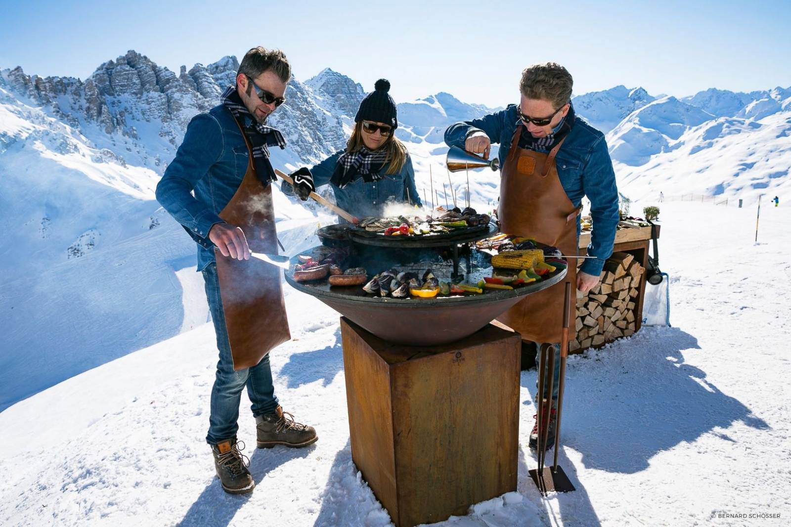 Cuisson au feu de bois sur brasero plancha OFYR RhôneAlpes
