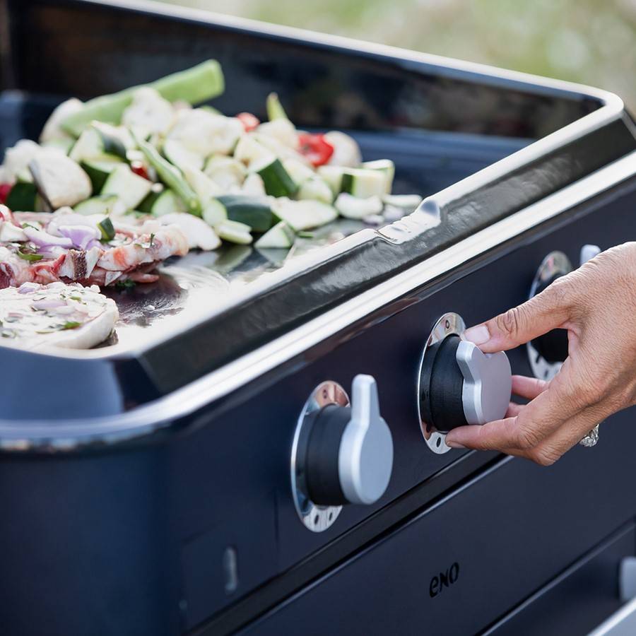 Cuisiner sur une plancha Enosign fonte émaillée 3 bruleurs