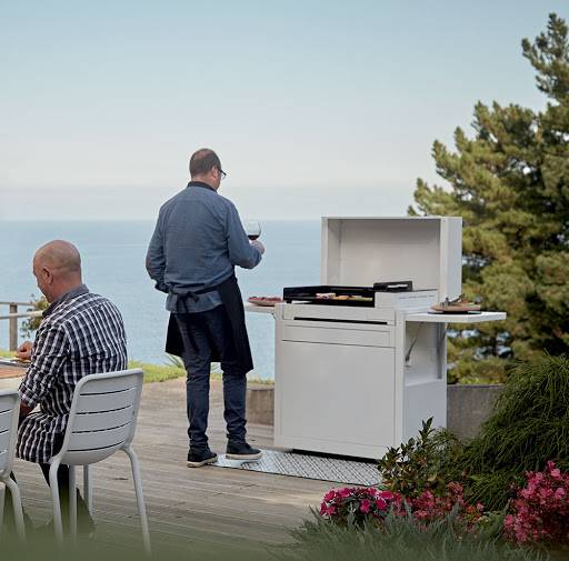 Equiper son jardin avec une plancha à gaz Premium sur chariot de Forge Adour
