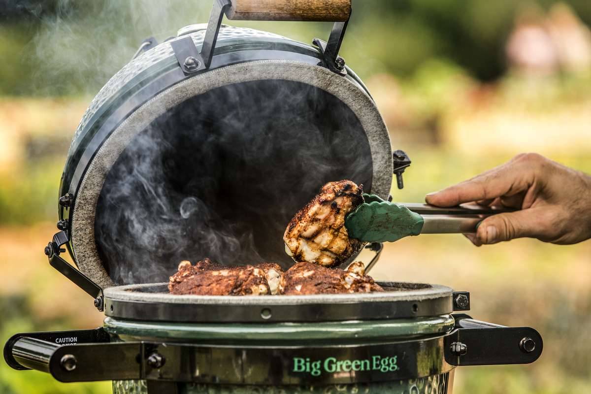 Kamado Big Green Egg en action