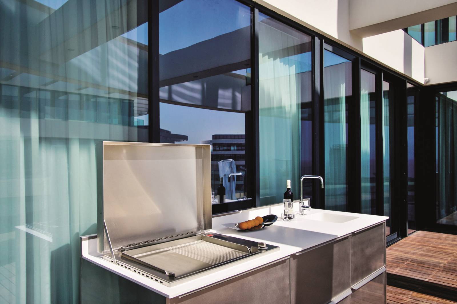 Concevoir sa cuisine d'été d'exception vec une plancha encastrable et du matériel inox Planet près de Lyon